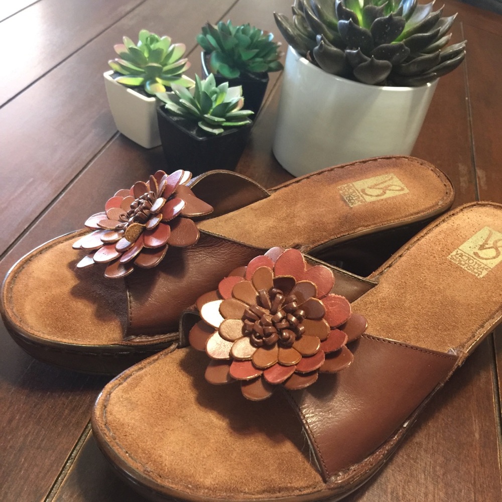 Victoria Spenser Leather Wedges w/Leather Flower